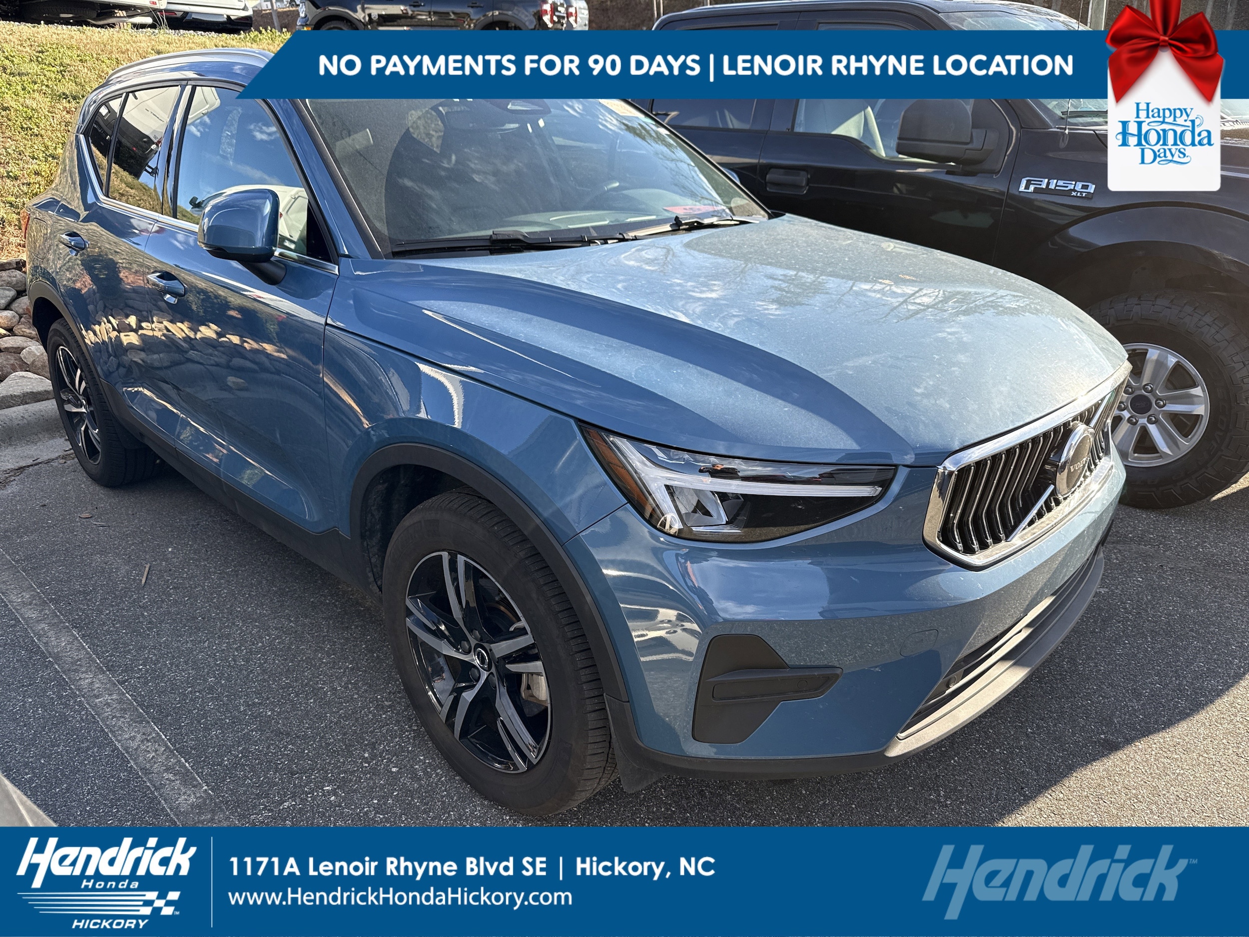 2025 Volvo XC40 Core's photo