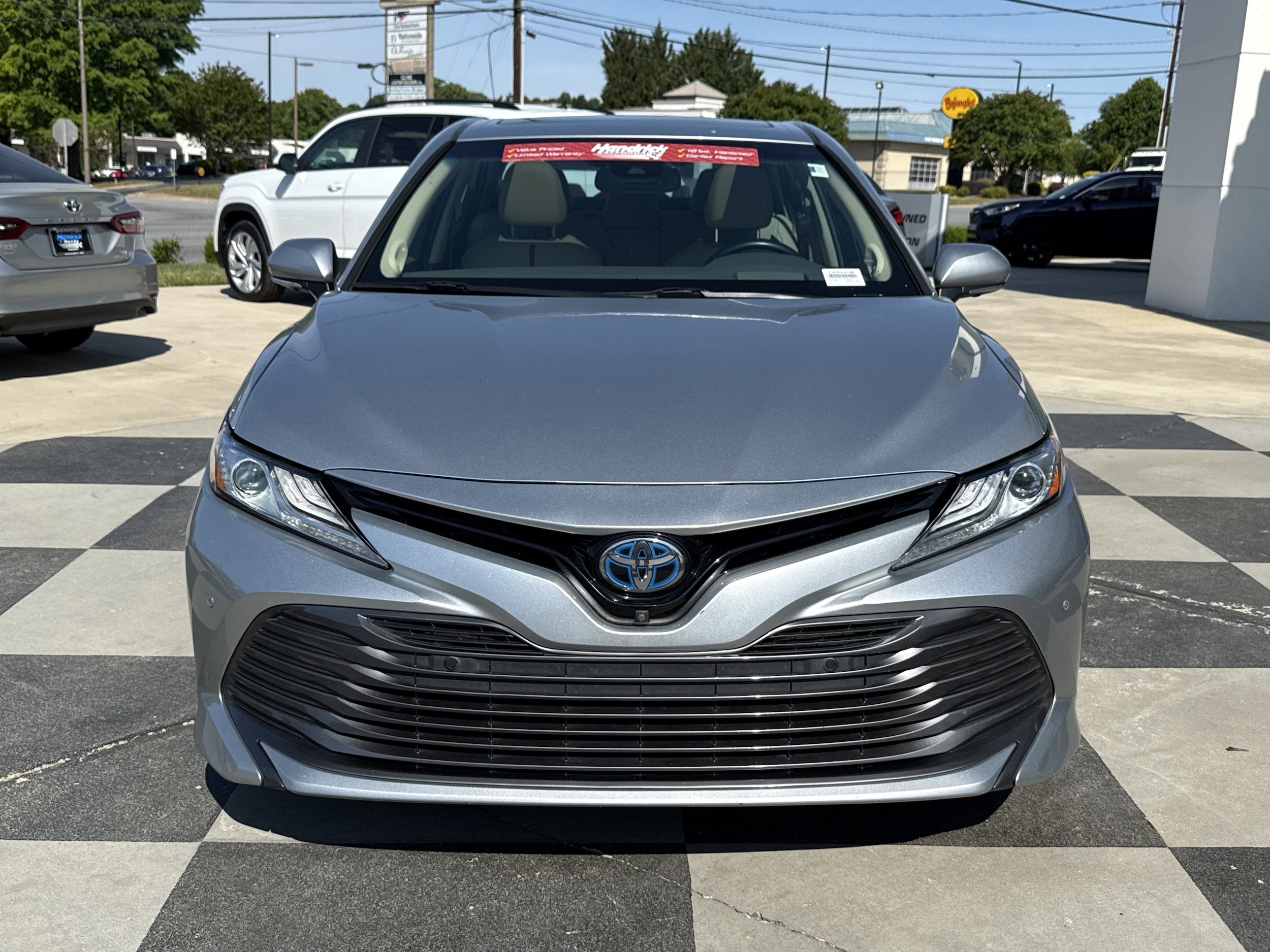 2018 Toyota Camry Hybrid XLE photo 2