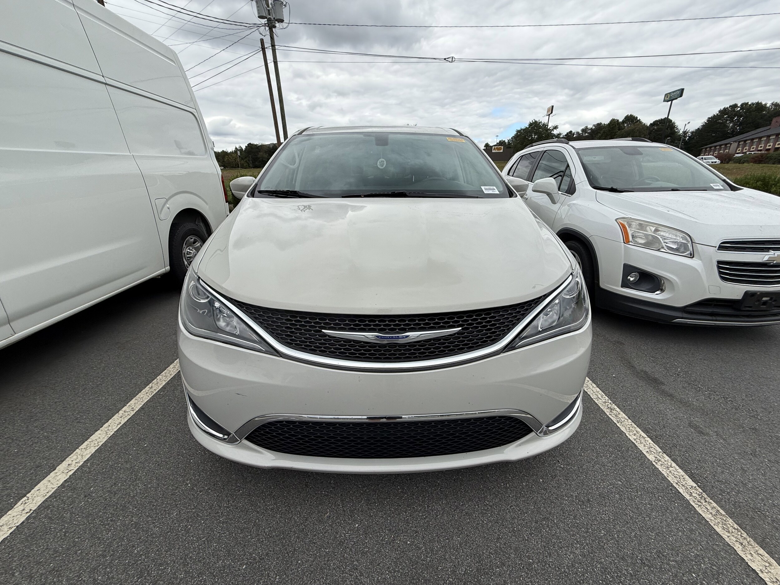 2020 Chrysler Pacifica Touring photo 3