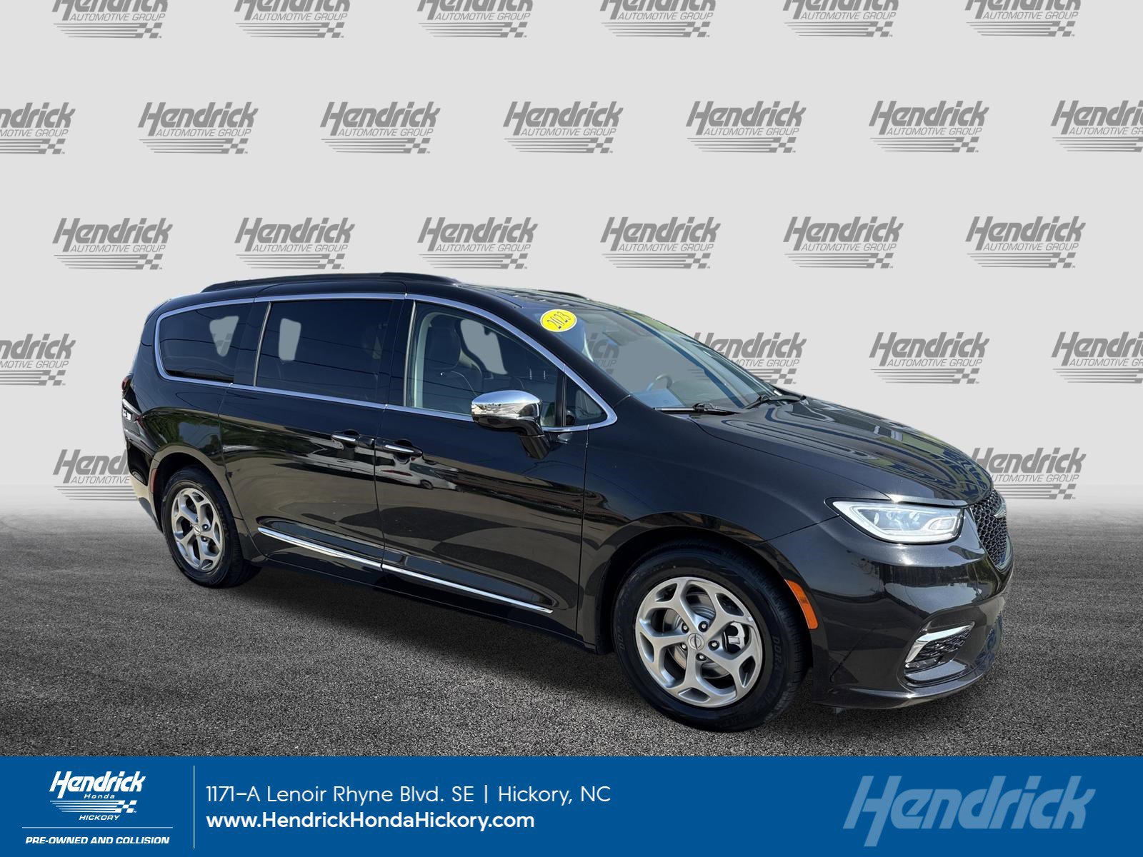 2023 Chrysler Pacifica Limited's photo