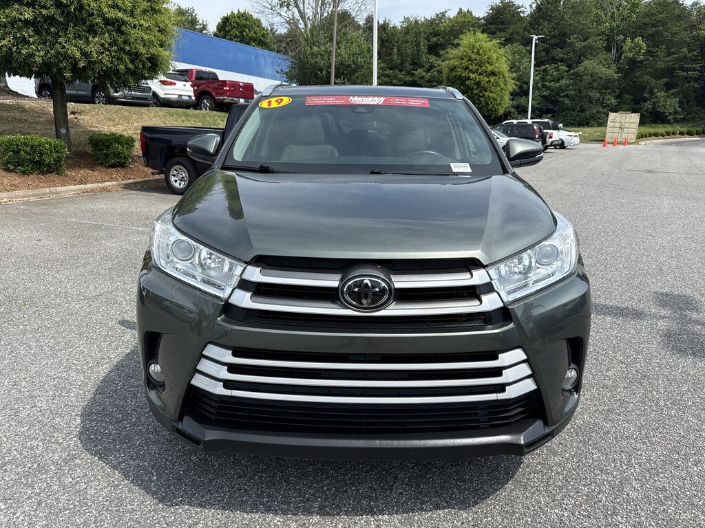 Used 2019 Toyota Highlander XLE V6 SUV