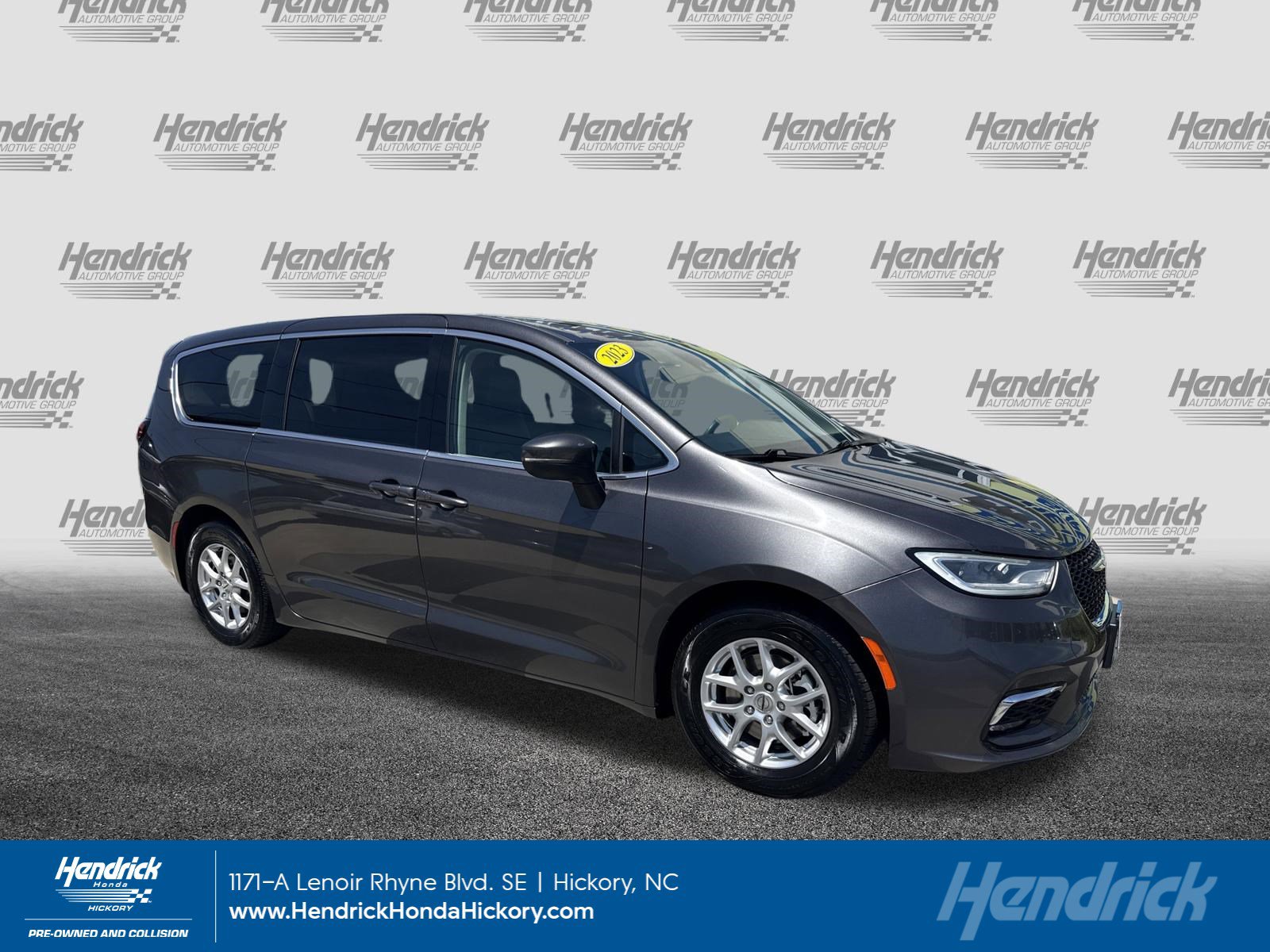 2023 Chrysler Pacifica Touring L's photo