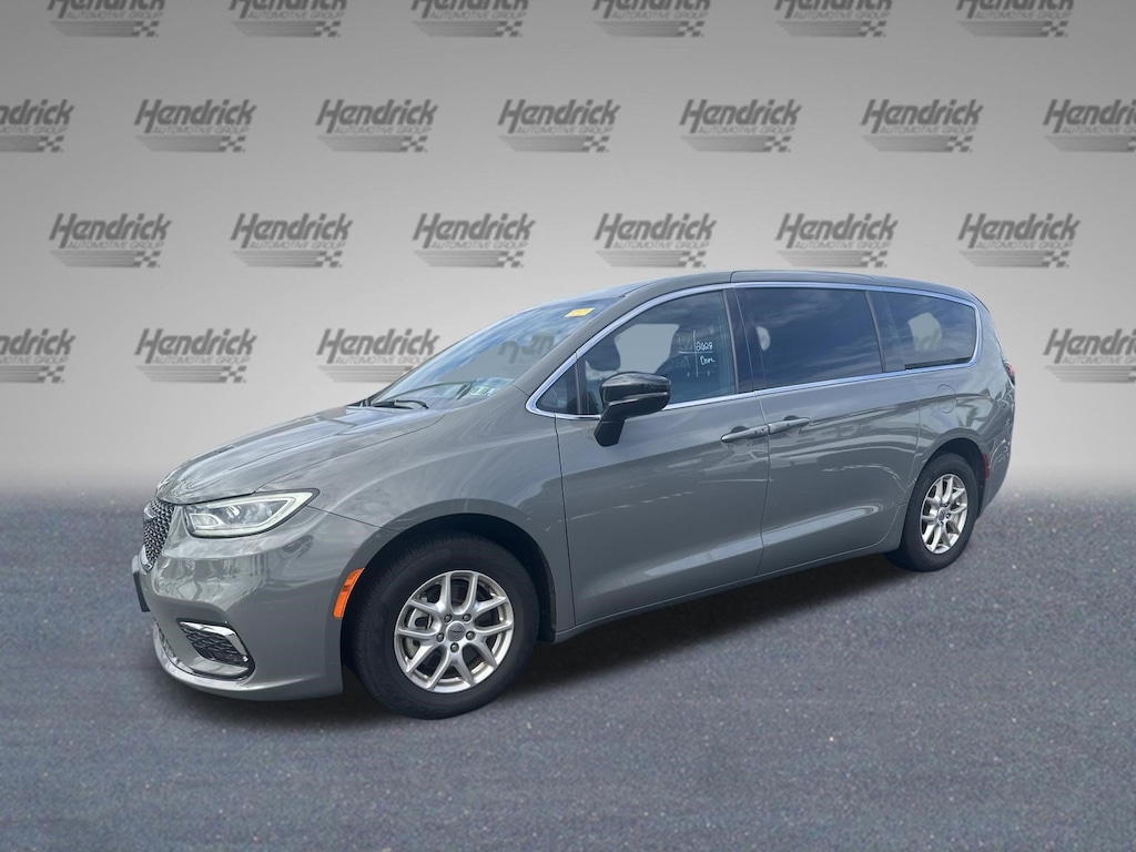 Used 2025 Chrysler Pacifica Select Minivan