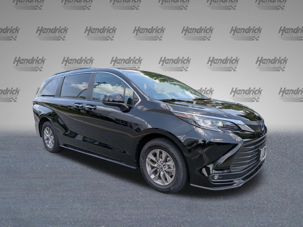 Used 2025 Toyota Sienna XLE Minivan