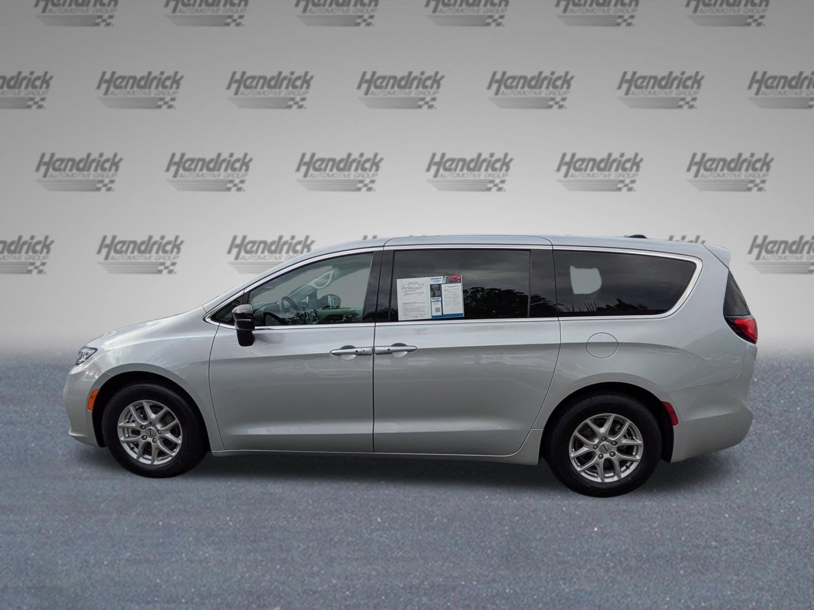 2024 Chrysler Pacifica Touring L photo 3