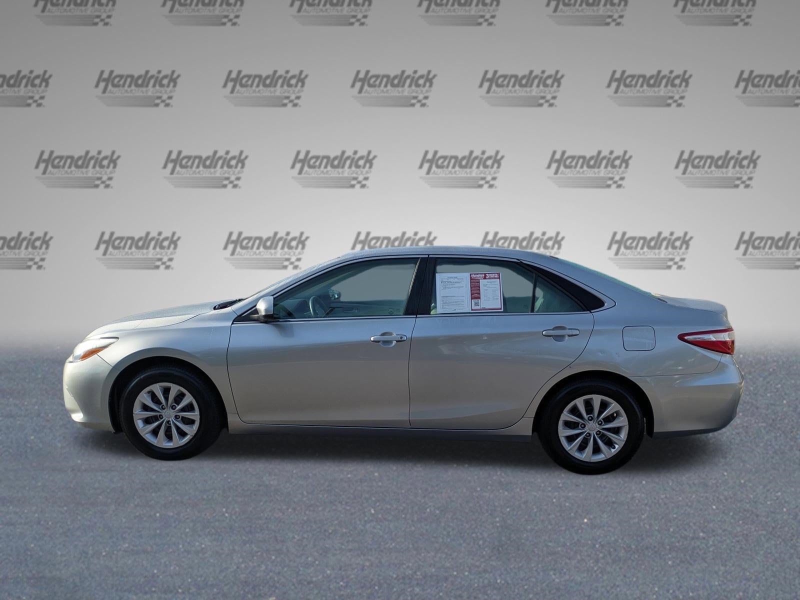 2015 Toyota Camry LE photo 3