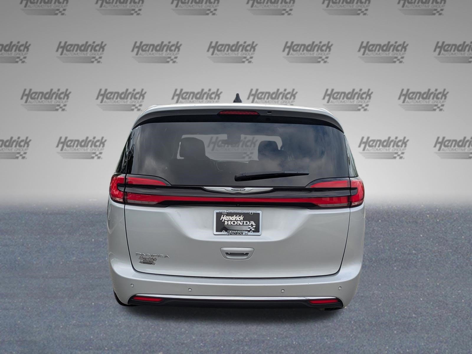2024 Chrysler Pacifica Touring L photo 5