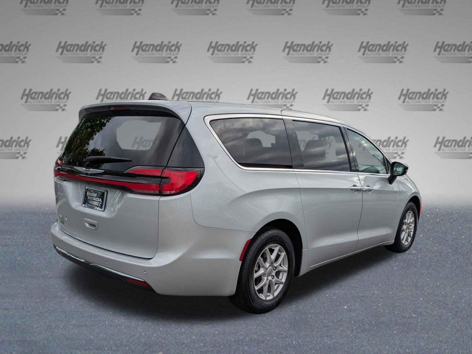 2024 Chrysler Pacifica Touring L photo 4