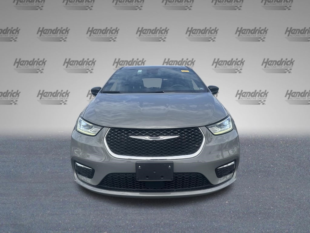 Used 2025 Chrysler Pacifica Select Minivan
