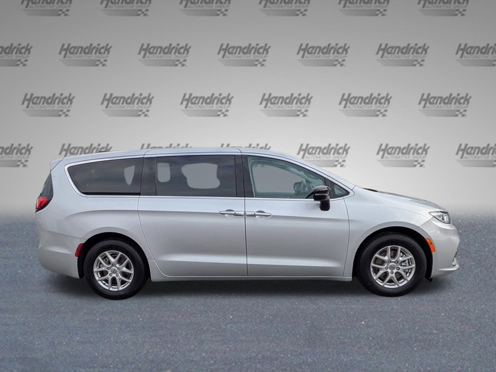 2024 Chrysler Pacifica Touring L photo 2