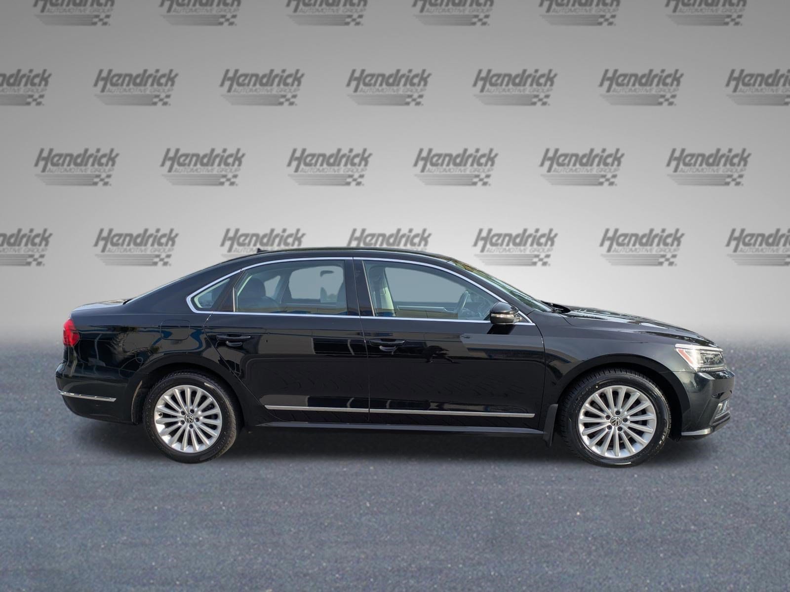 2016 Volkswagen Passat 1.8T SE w/Technology photo 2