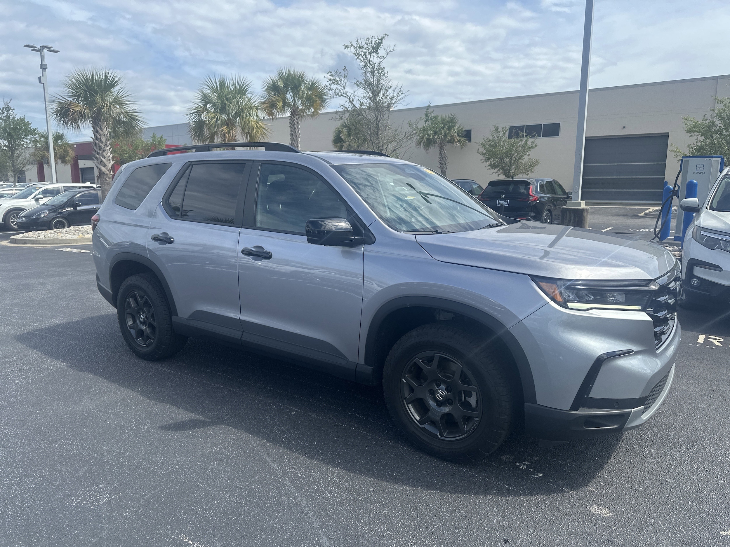 2025 Honda Pilot TrailSport photo 2