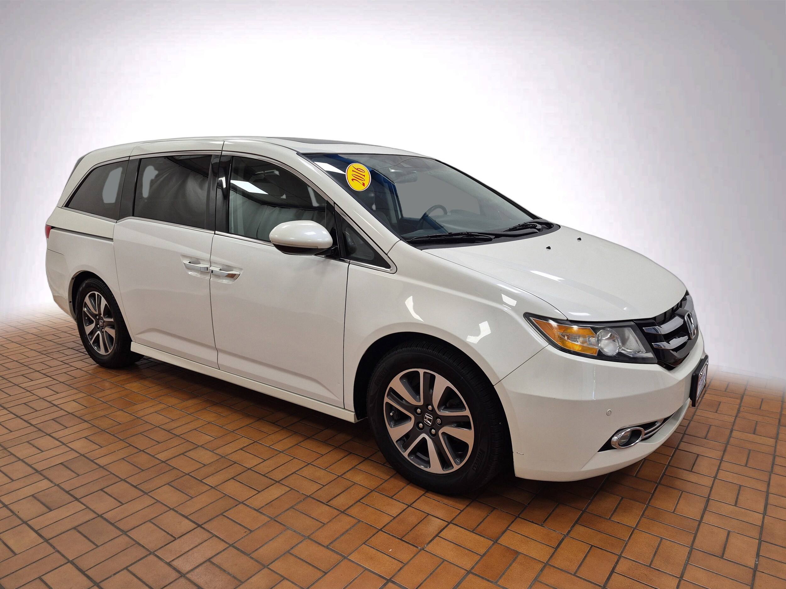 2016 Honda Odyssey Touring Elite photo 2