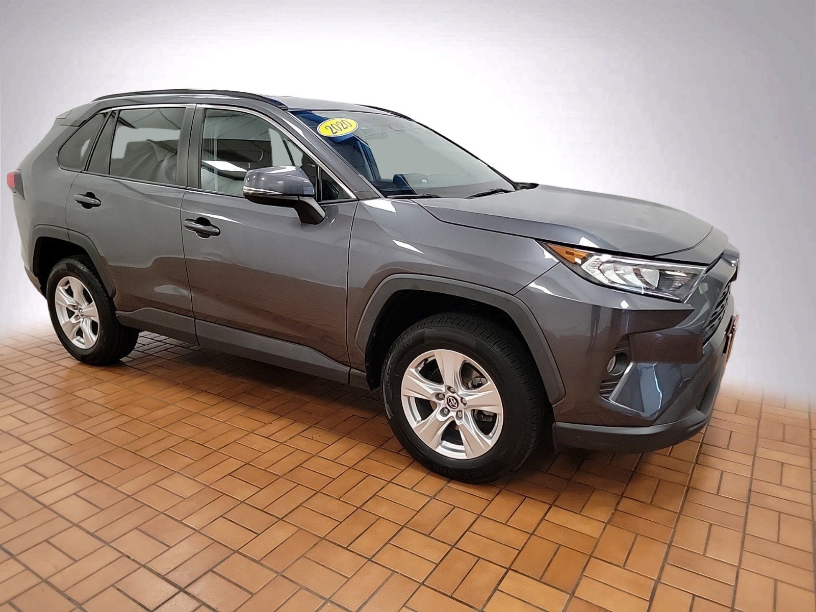 Used 2020 Toyota RAV4 XLE with VIN 2T3P1RFV6LC082305 for sale in Woodbridge, VA