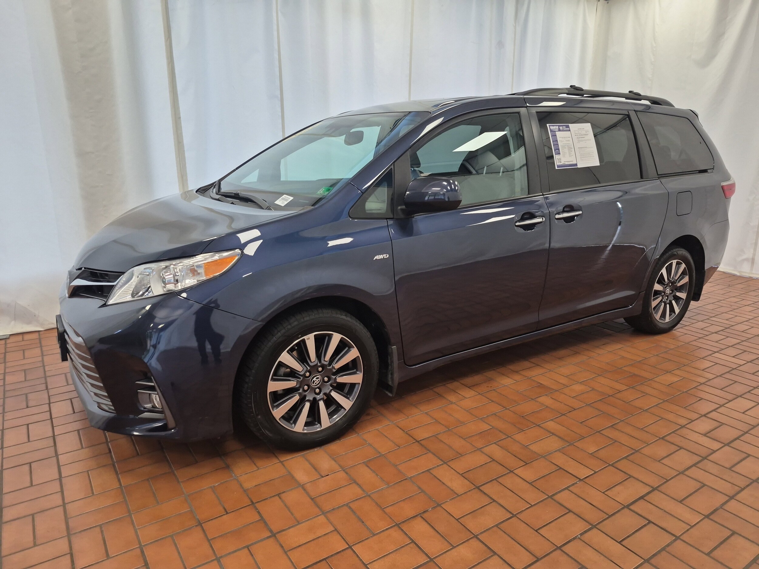 2019 Toyota Sienna XLE Premium photo 2