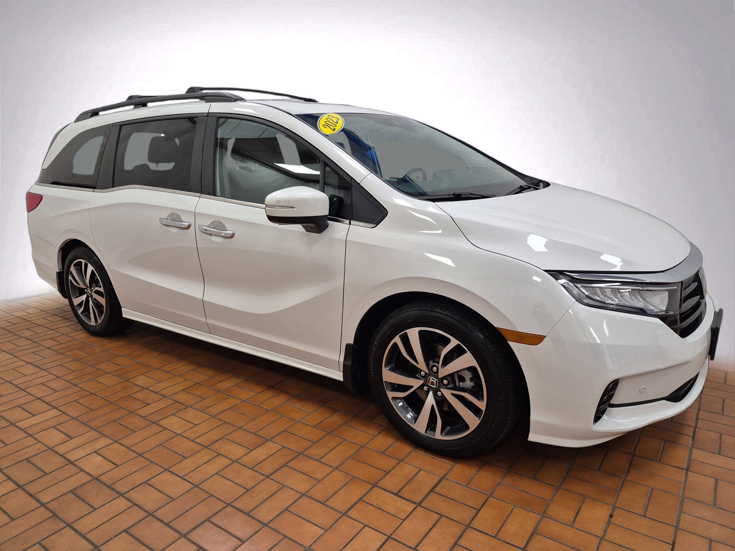 2023 Honda Odyssey Touring photo 2