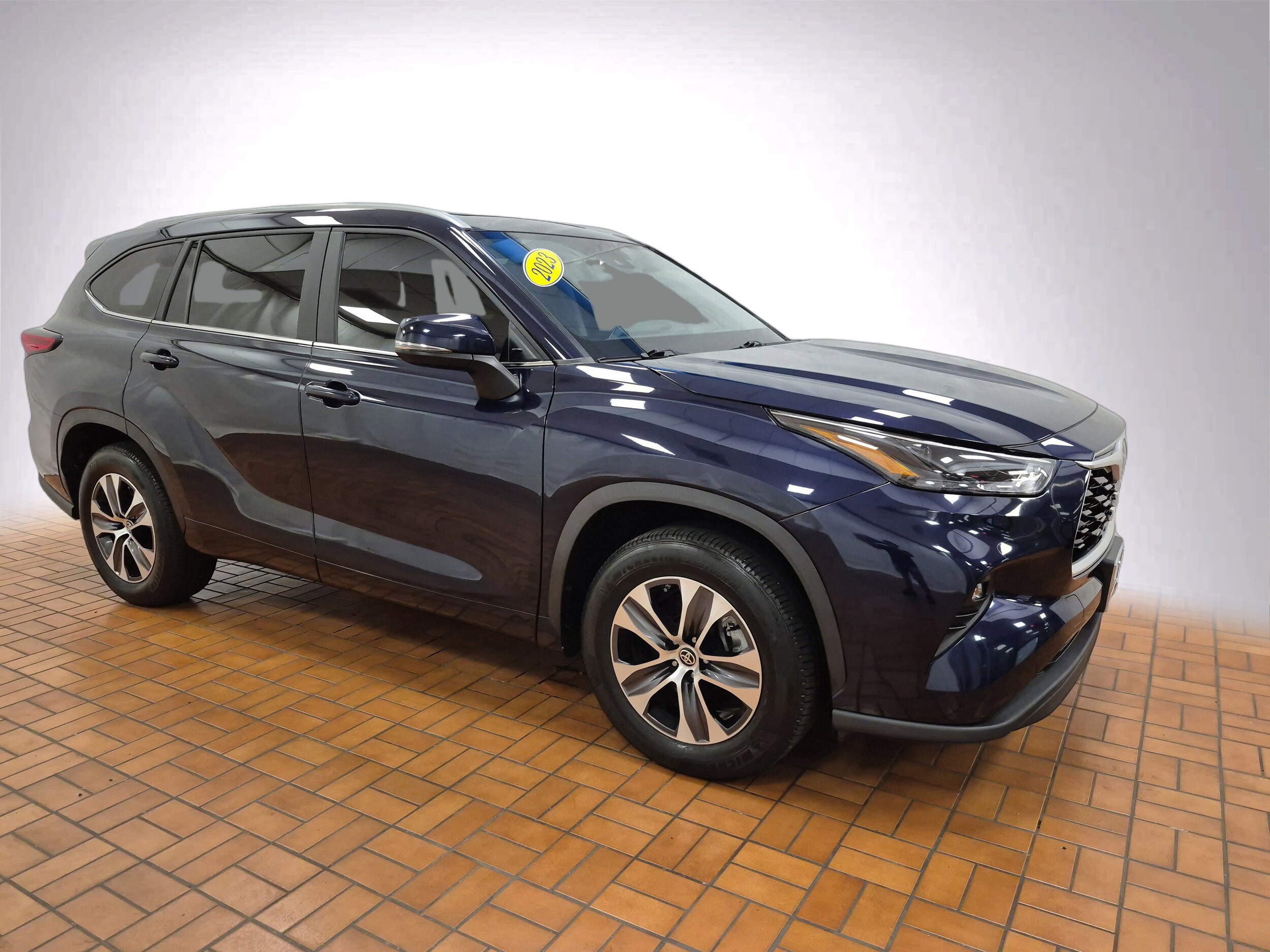 2023 Toyota Highlander XLE photo 2