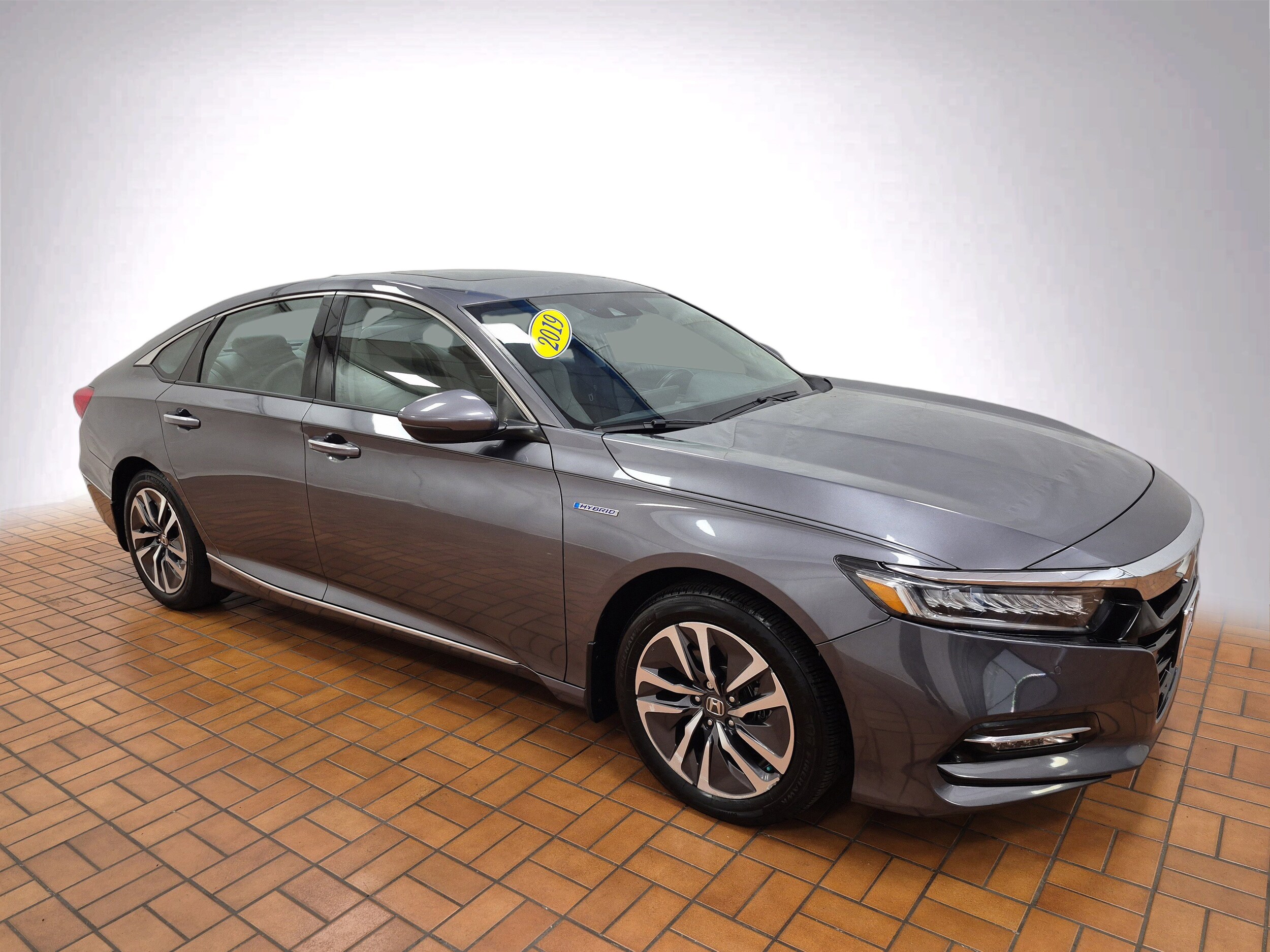 2019 Honda Accord Hybrid Touring photo 2