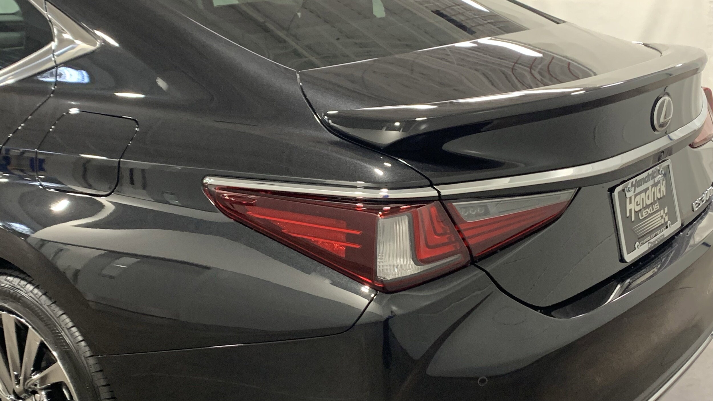 2025 Lexus ES 300h Ultra Luxury photo 4