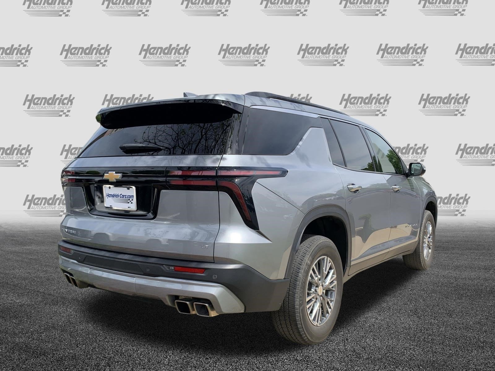 2024 Chevrolet Traverse FWD LT photo 3