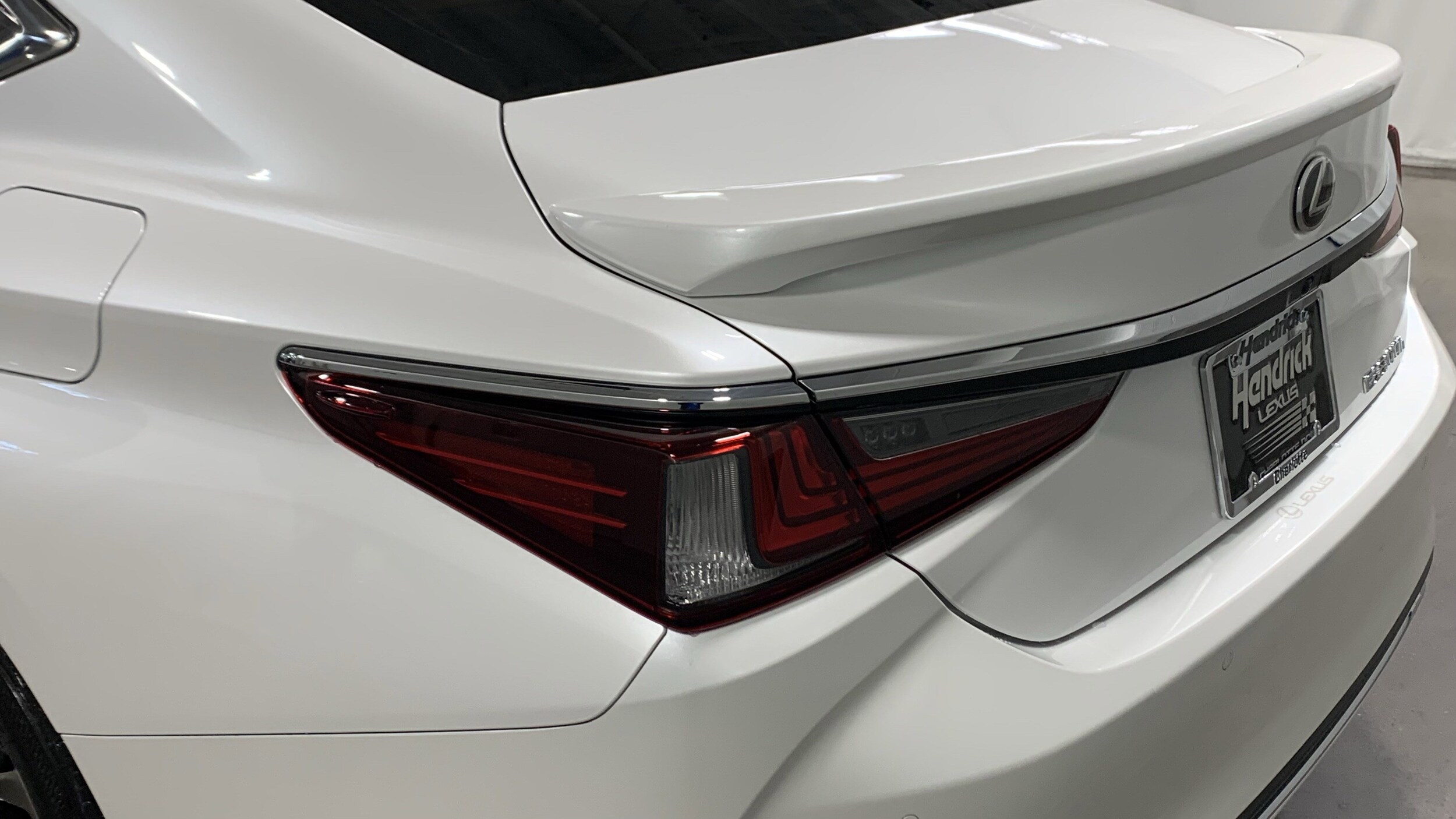 2025 Lexus ES 300h Luxury photo 4