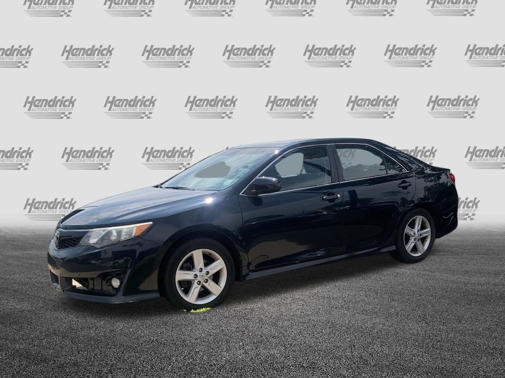 Used 2014 Toyota Camry SE Sedan