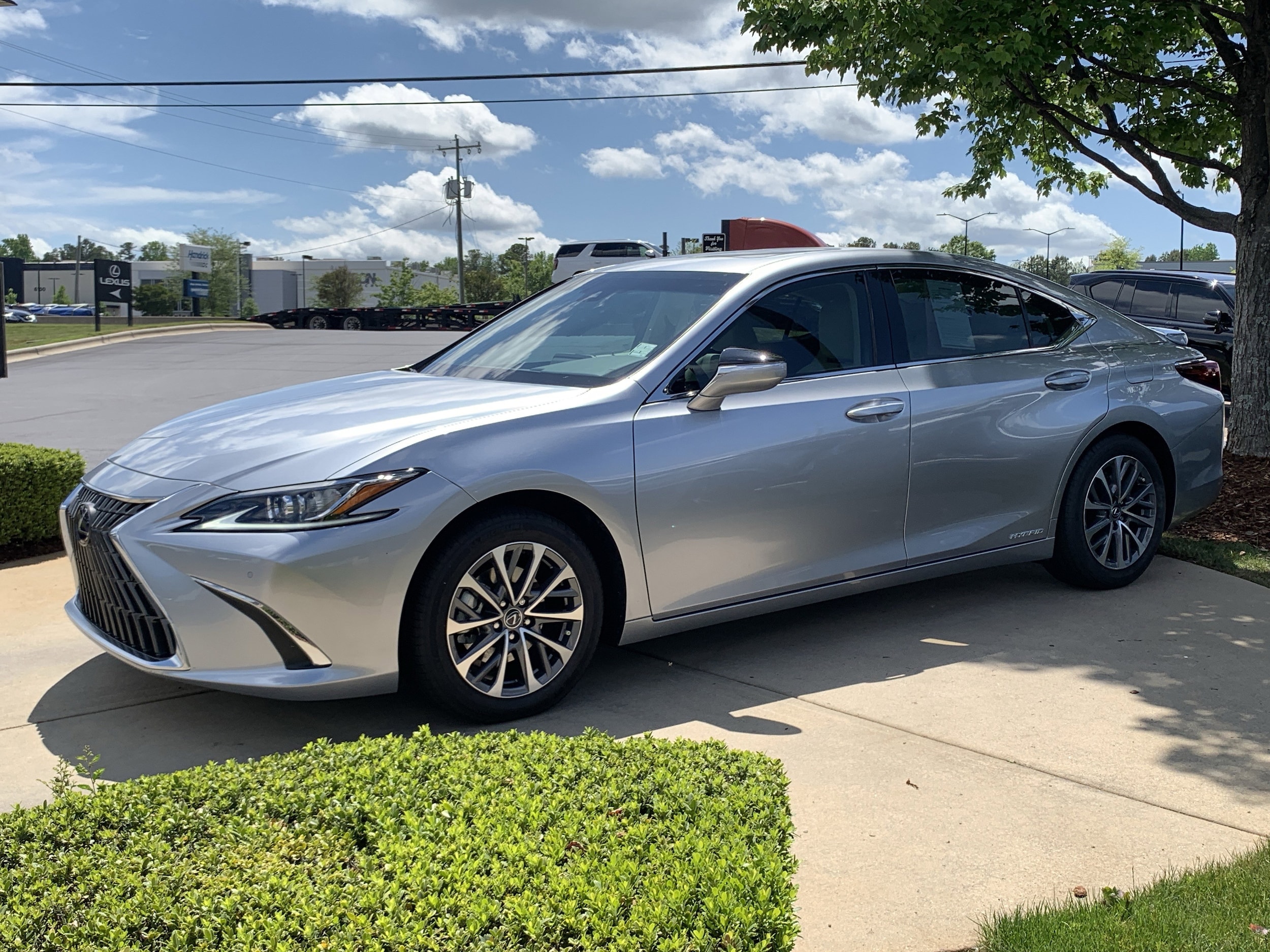 2022 LEXUS ES 300h photo 2