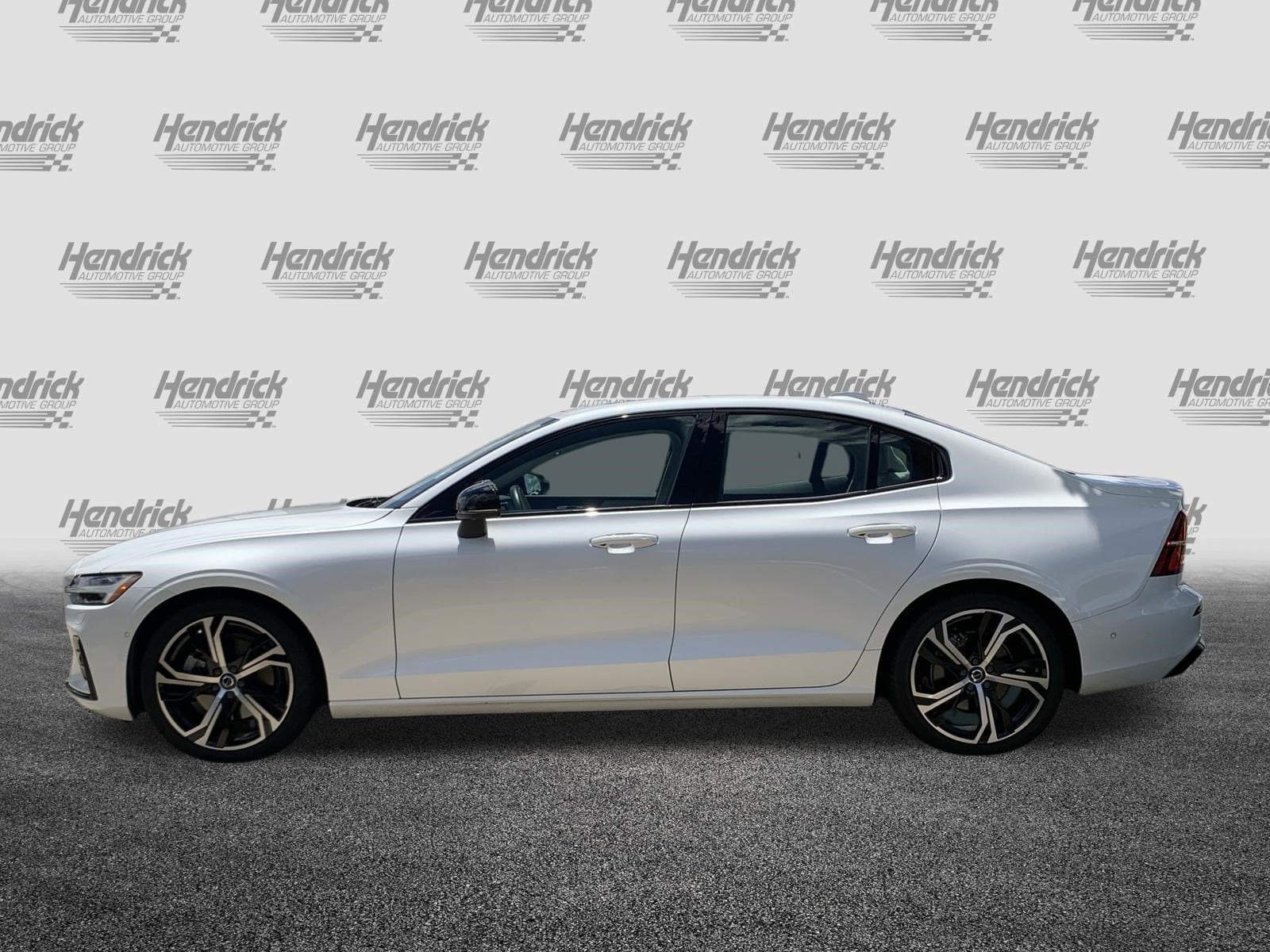 Volvo S60 Plus Dark Theme