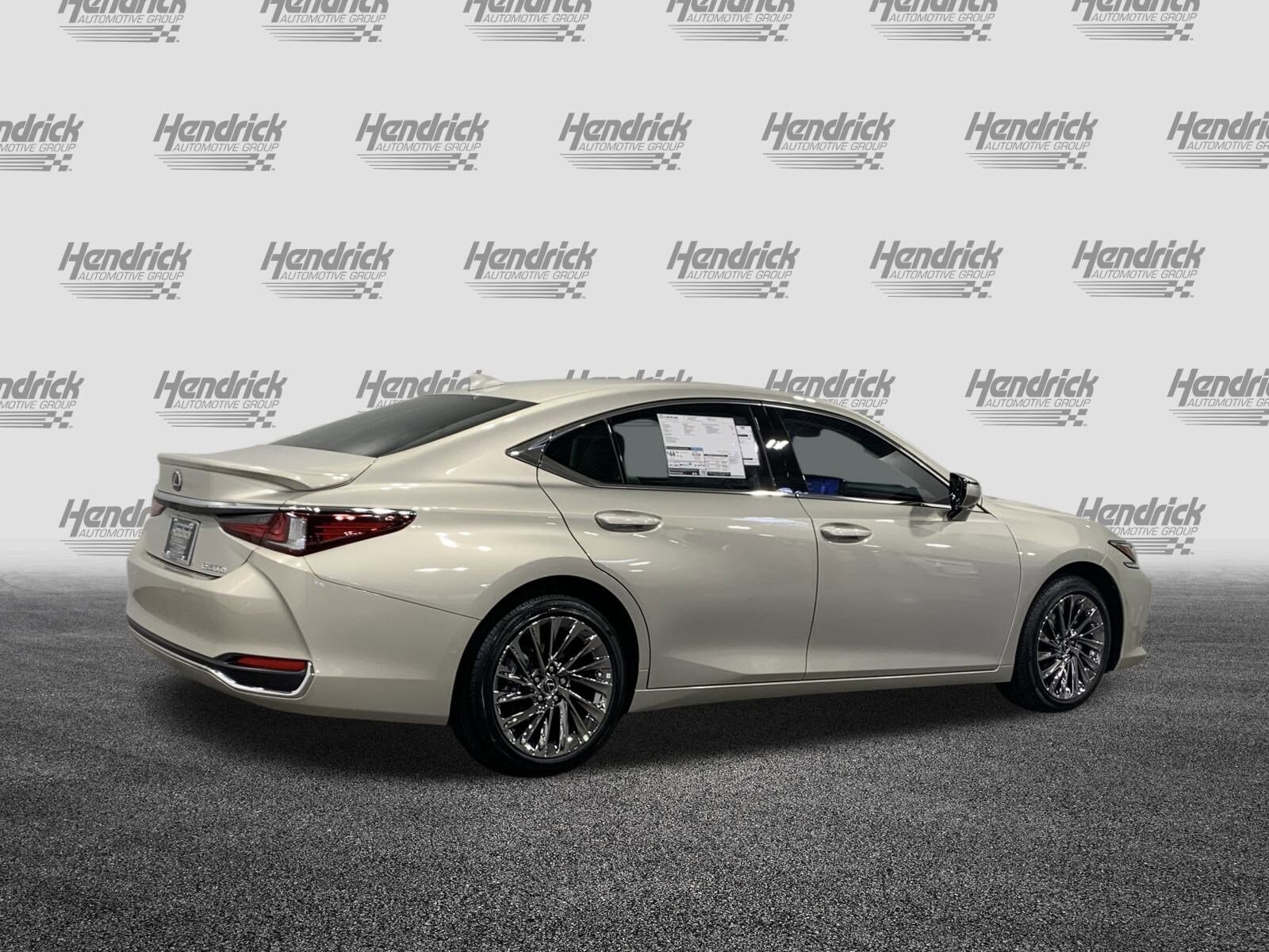 2025 Lexus ES 300h Luxury photo 4