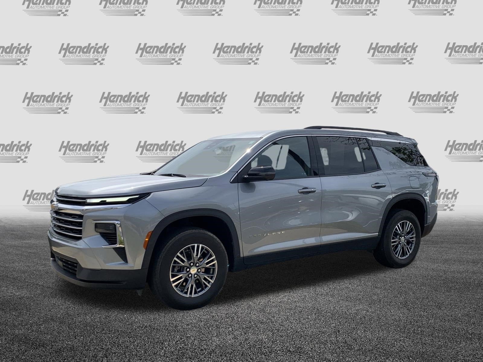 2024 Chevrolet Traverse FWD LT photo 2