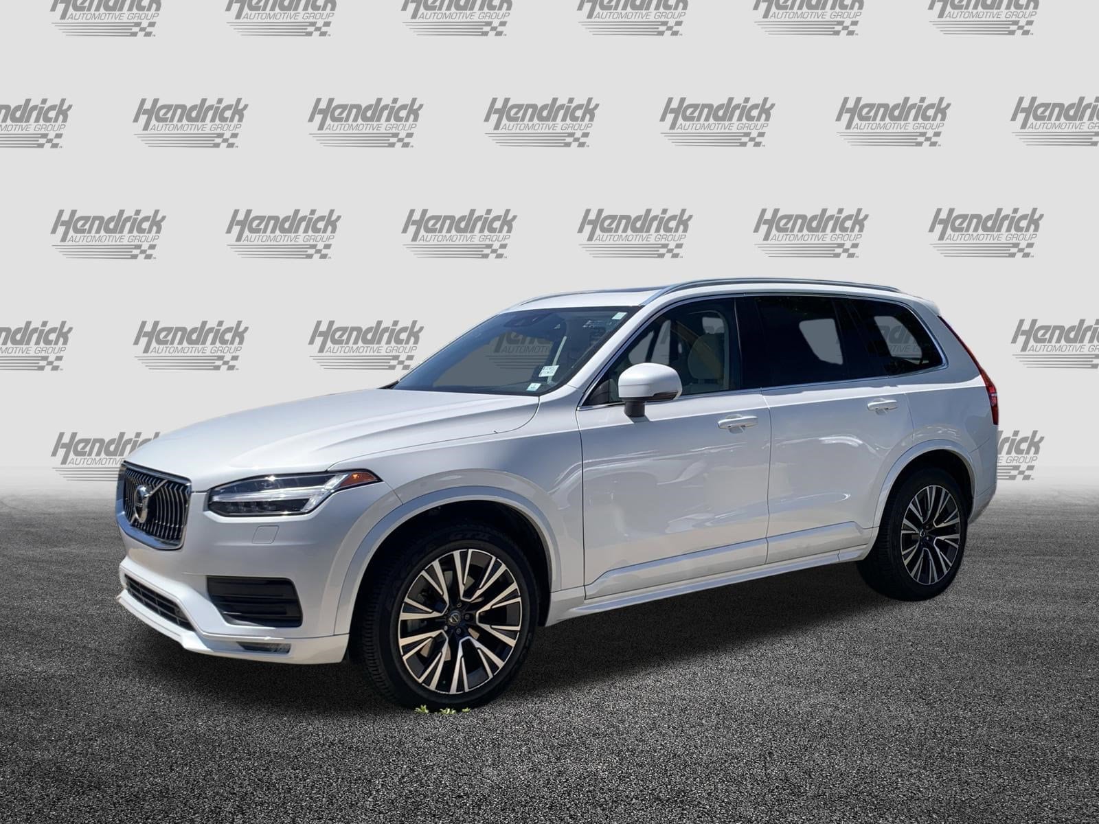 2022 Volvo XC90 Momentum photo 2