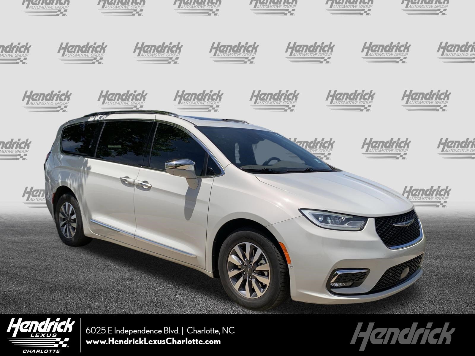 2021 Chrysler Pacifica Hybrid Limited Hybrid's photo