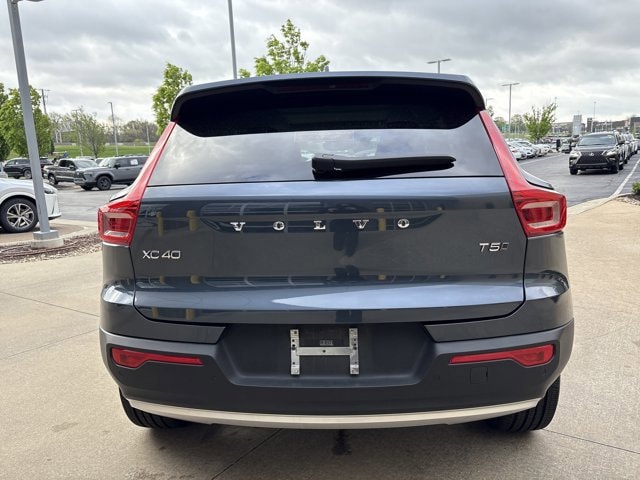 2022 Volvo XC40 Momentum photo 3