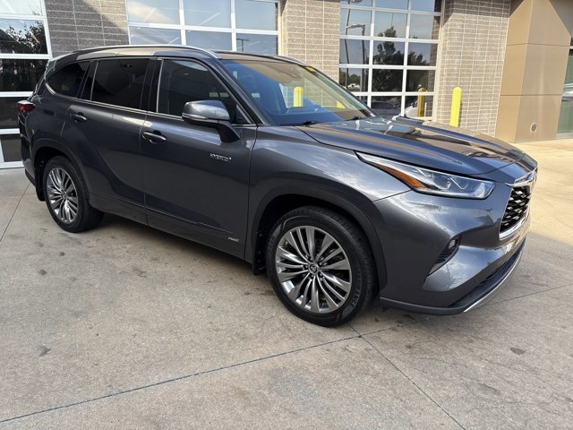 Used 2020 Toyota Highlander Platinum with VIN 5TDEBRCH9LS005690 for sale in Kansas City