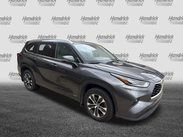 Used 2022 Toyota Highlander XLE with VIN 5TDHBRCH2NS558410 for sale in Kansas City