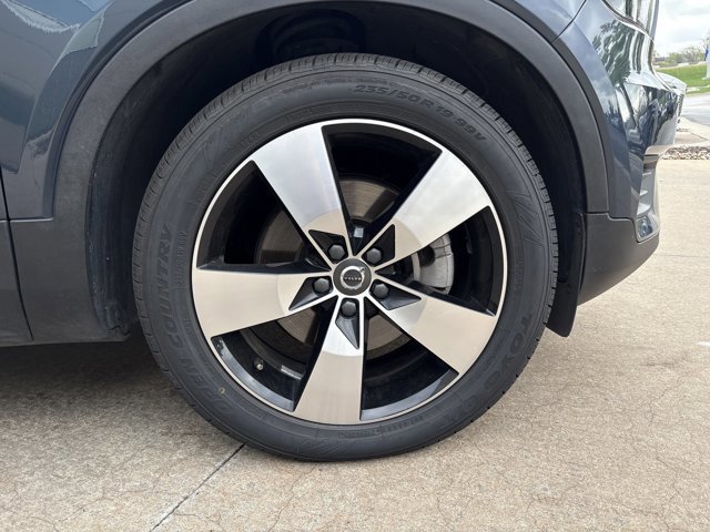 2022 Volvo XC40 Momentum photo 2