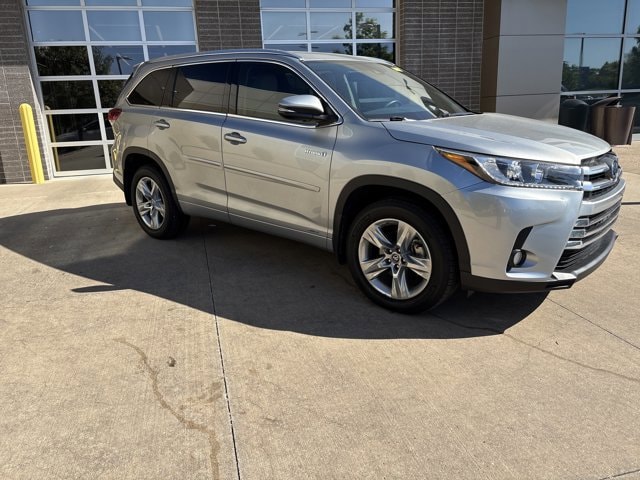 Used 2017 Toyota Highlander Limited with VIN 5TDDGRFH3HS032464 for sale in Kansas City
