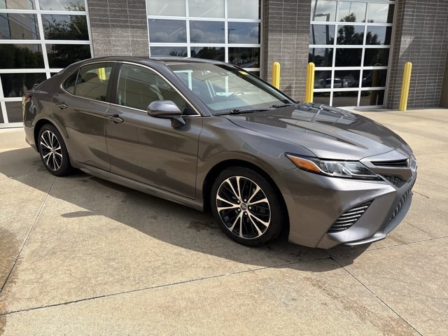 Used 2018 Toyota Camry SE with VIN 4T1B11HK1JU552095 for sale in Kansas City