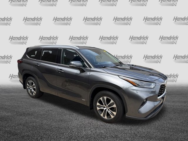 Used 2022 Toyota Highlander XLE with VIN 5TDGBRCH8NS071689 for sale in Kansas City