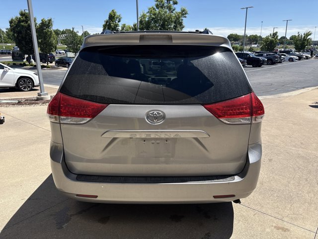 2014 Toyota Sienna LE photo 3