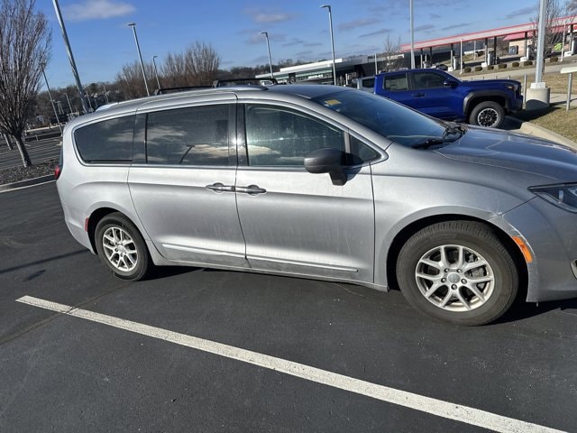 Used 2020 Chrysler Pacifica Touring L with VIN 2C4RC1BG3LR131514 for sale in Kansas City