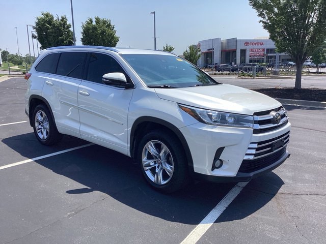 Used 2017 Toyota Highlander Limited with VIN 5TDDZRFHXHS479447 for sale in Kansas City