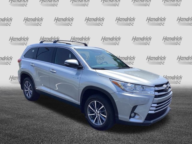 Used 2019 Toyota Highlander XLE with VIN 5TDJGRFH5KS076783 for sale in Kansas City