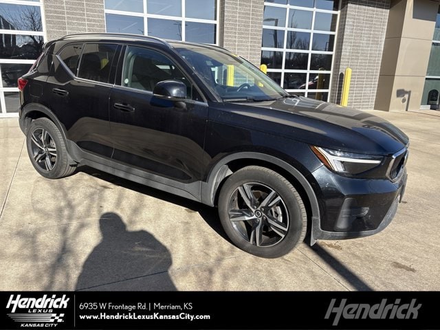 2025 Volvo XC40 Core's photo
