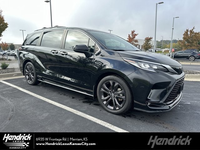 2023 Toyota Sienna XSE's photo