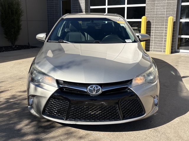 2015 Toyota Camry SE photo 2