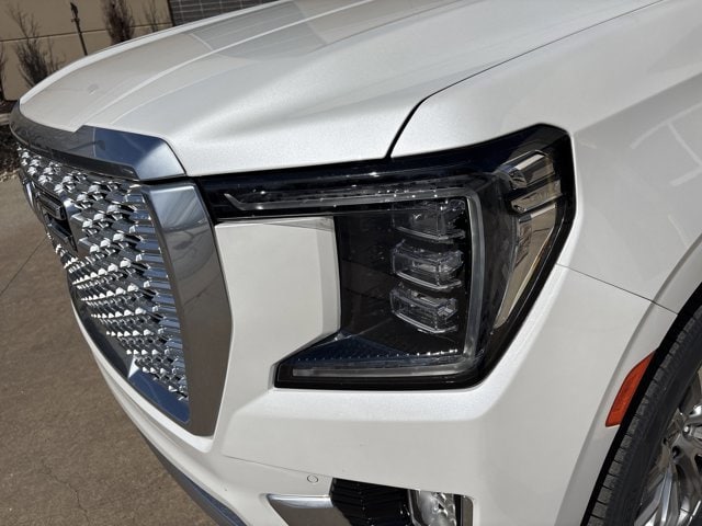 2023 GMC Yukon Denali photo 3