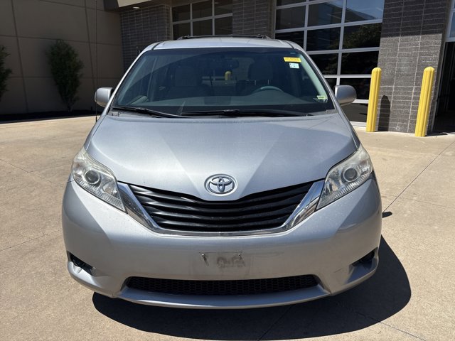 2014 Toyota Sienna LE photo 2