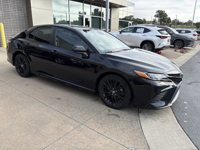 Used 2020 Toyota Camry SE Nightshade with VIN 4T1G11AK5LU344420 for sale in Kansas City