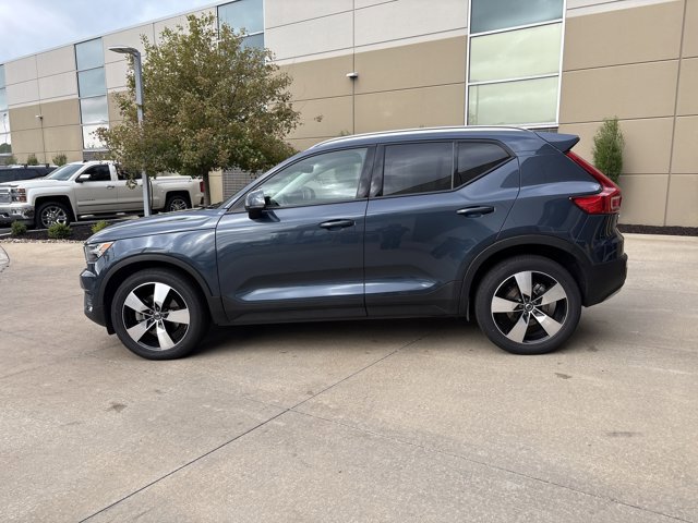 2022 Volvo XC40 Momentum photo 5